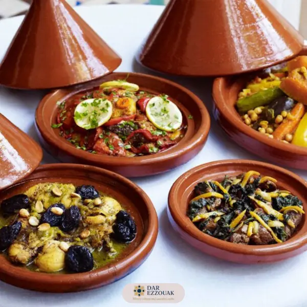 Dîner marocain à Dar Ezzouak – table dressée authentique à Marrakech